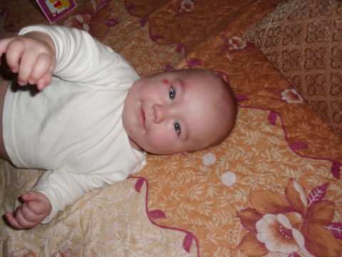 Комаровский – ребенок упал с кровати вниз в 6 месяцев: малыш упал с дивана на пол, последствия, что делать