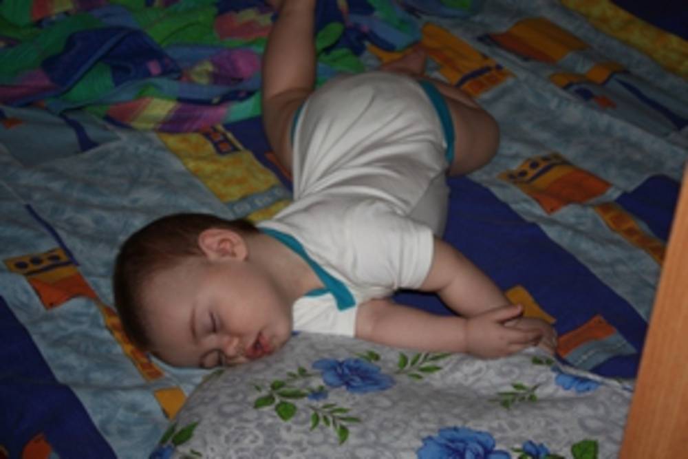 Ребенок запрокидывает голову назад во сне и почему выгибается