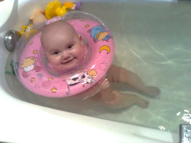 Как купать ребенка с кругом на шее: во сколько можно начинать приучать новорожденного малыша к большой ванне, когда и как правильно это делать?