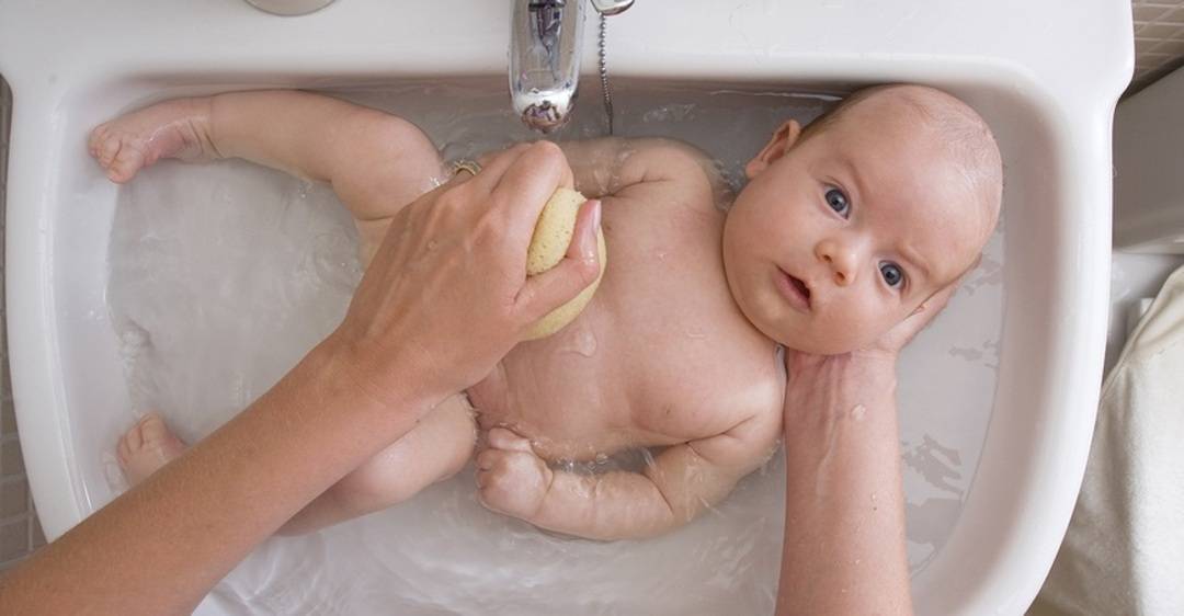 Как правильно осуществить уход и подмывание новорожденного мальчика?
