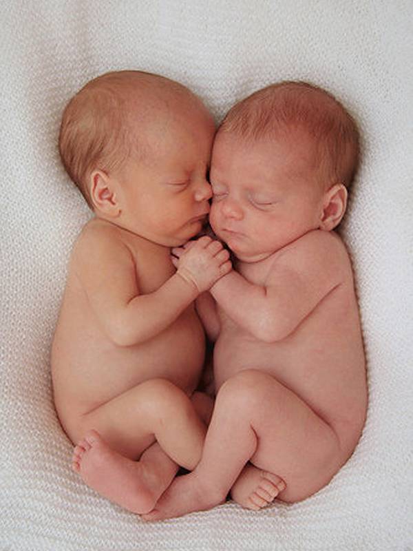 На каком сроке обычно рождается двойня, во сколько недель двойняшки считаются доношенными?
