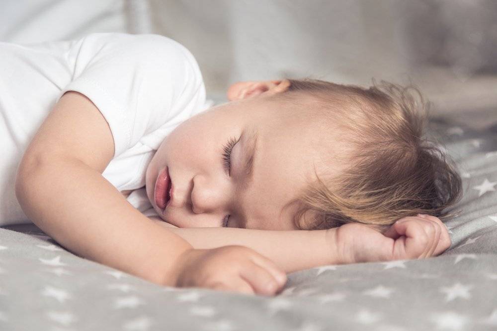 Ребенок плачет перед сном, не может заснуть в 3-4 месяца: чем помочь грудничку?