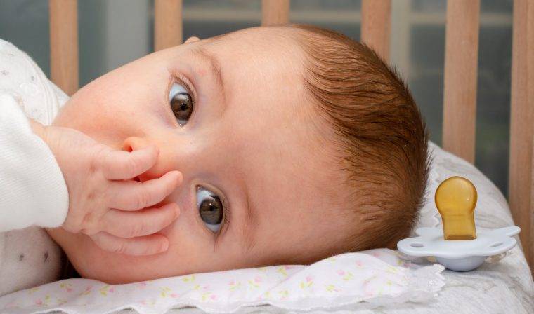 Новорожденные дети часто сосут большие пальчики: причины явления, что делать