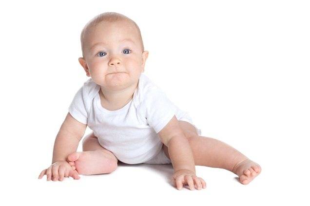 Ребенок в 5 месяца пытается сесть — может ли