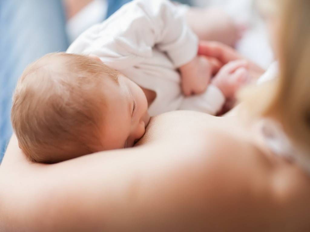 Раннее прикладывание к груди в течение первого часа после рождения.