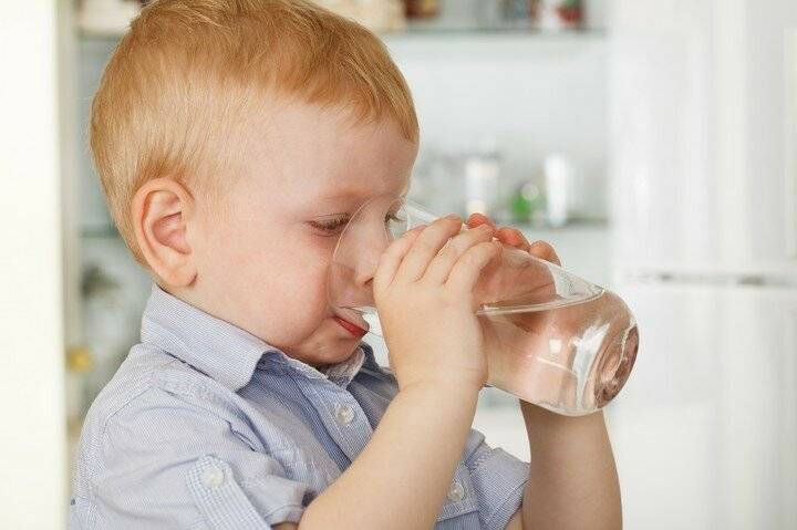 Полезные советы: как приучить ребенка пить воду до года и старше