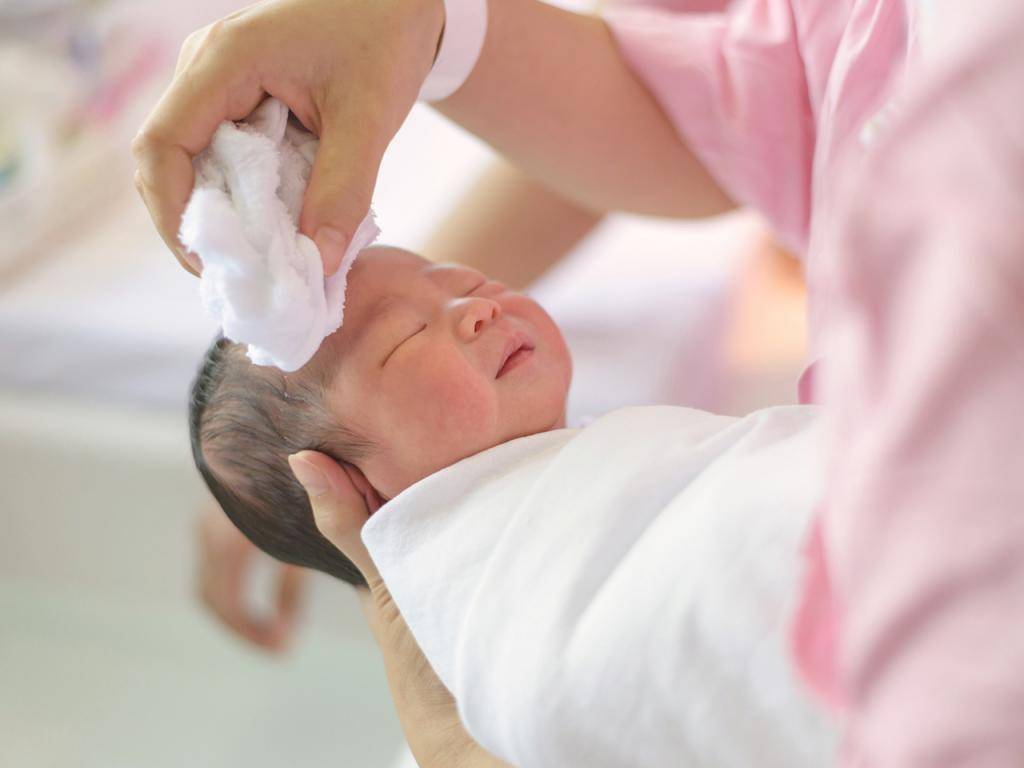 Как ухаживать за кожей новорожденного ребенка правильно