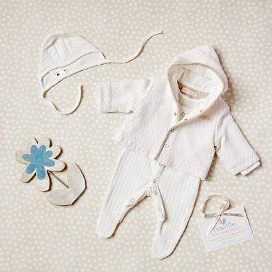 Выбор и подготовка одежды для новорожденных на выписку из роддома
