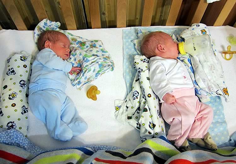 Как должны спать новорожденные: как правильно укладывать грудничка, в какой позе – на спине или на боку?