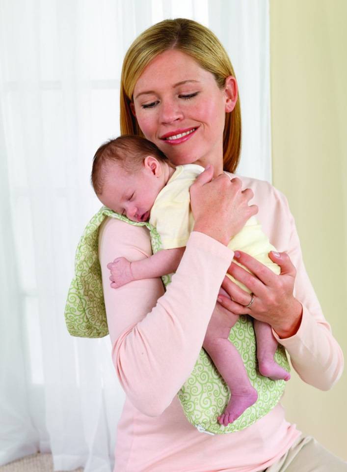 Как правильно держать новорожденного столбиком (фото и видео)