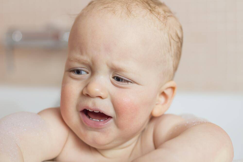 Грудничок плачет и кричит при купании в ванной: причины и решение проблемы