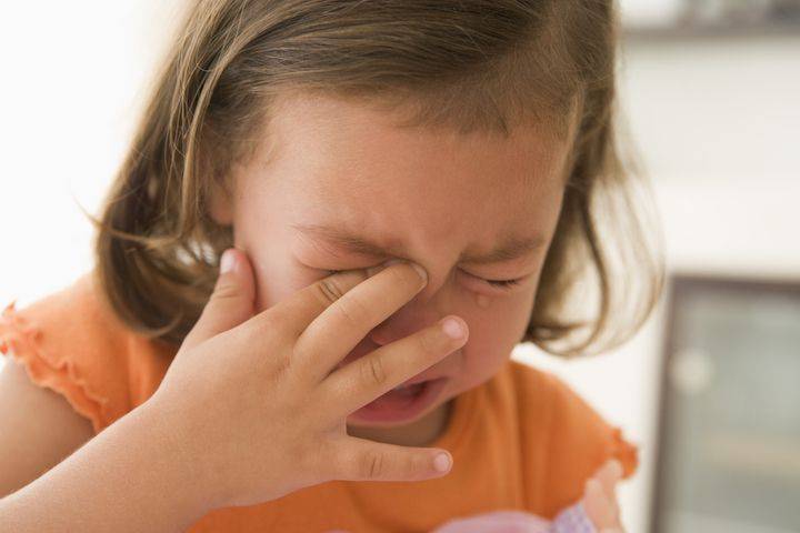 Боль и шум в ухе у ребенка - лечение взрослых и детей, причины и симптомы