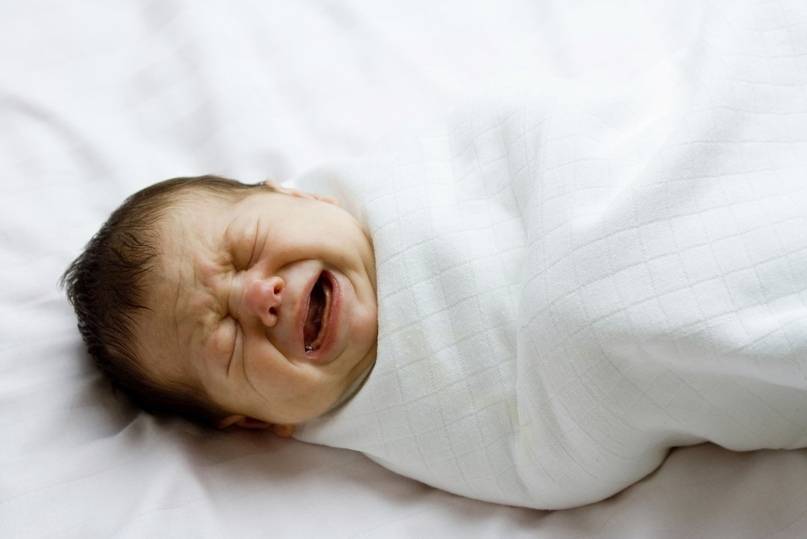 Ребенок 4 месяца ворочается всю ночь. почему ребенок ворочается во сне
