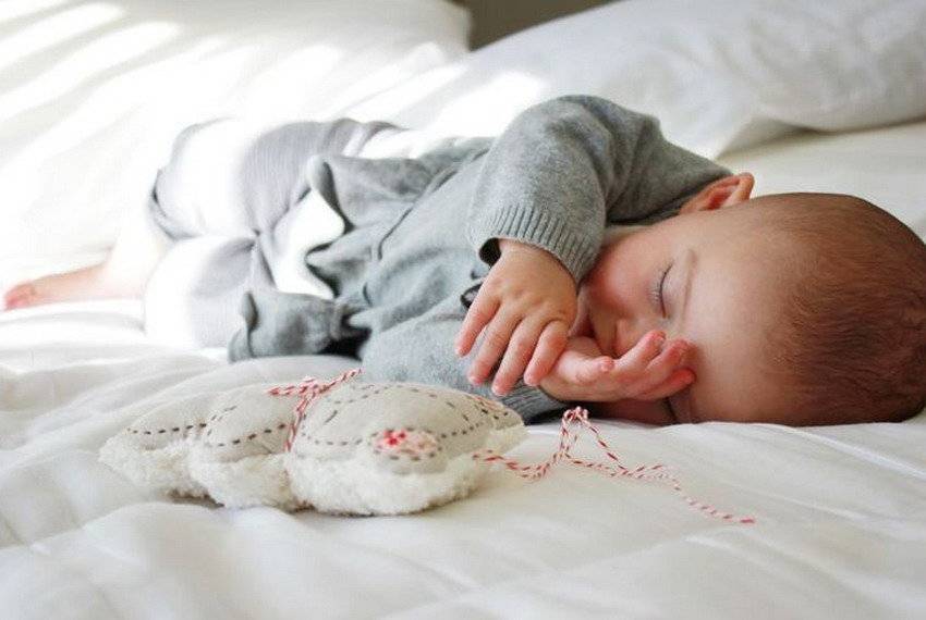 Новорожденный резко вздрагивает во сне, дергает руками или ногами: возможные причины