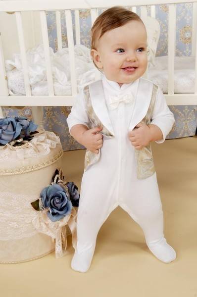 Выбор одежды для мальчика на годик: нарядный костюм для малышей до 1 года