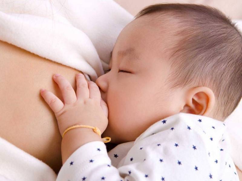 Сколько по времени должен сосать грудь новорожденный