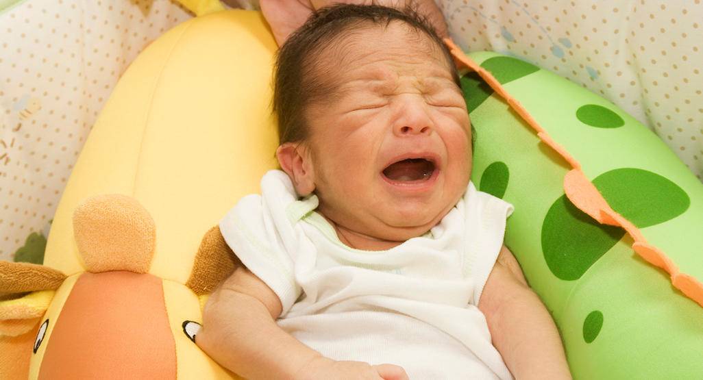 Почему новорожденный плачет во сне — причины
