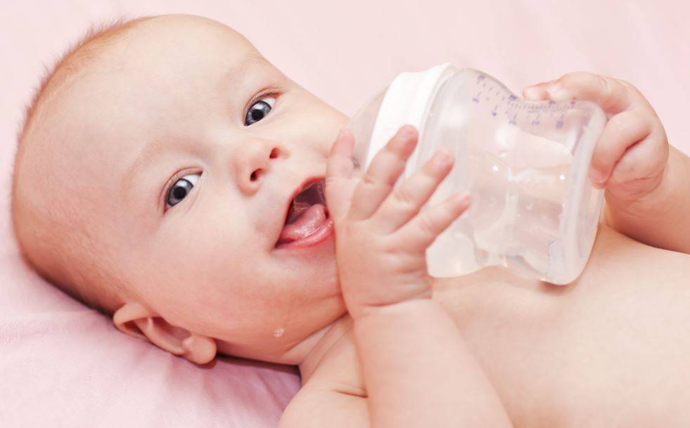 Нужно ли давать воду новорожденным при искусственном вскармливании: сколько, как часто