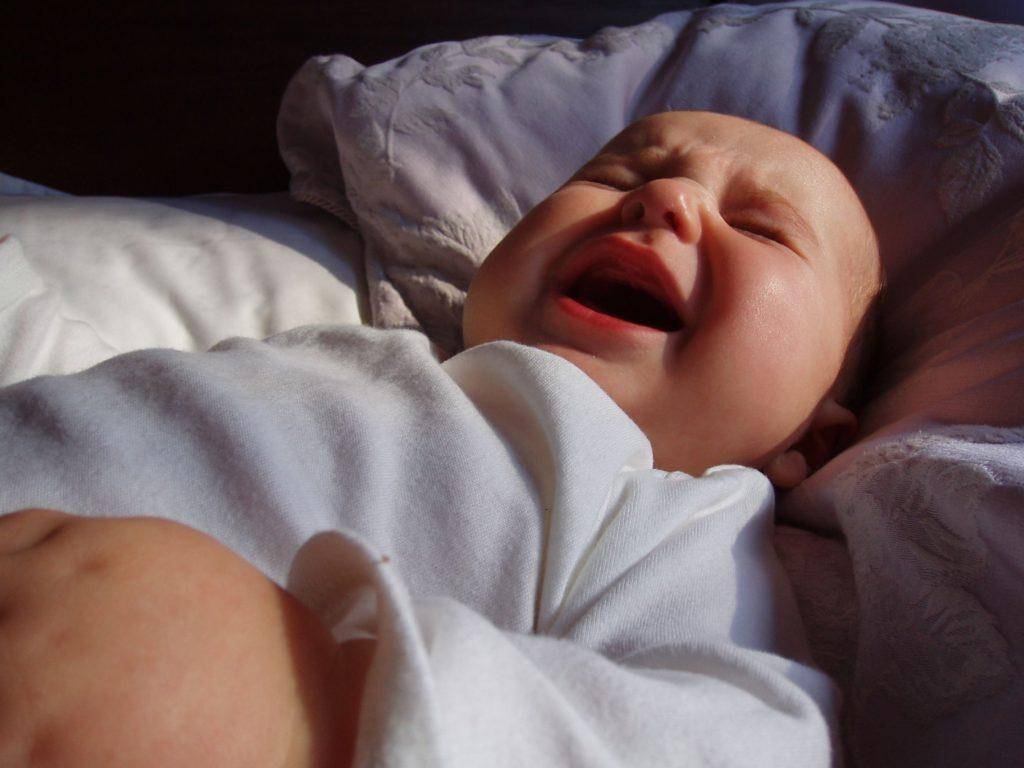 Ребенок дергается во сне: причины, мнение комаровского