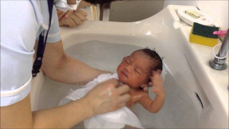 Как правильно подмывать новорождённого: мальчика и девочку под краном