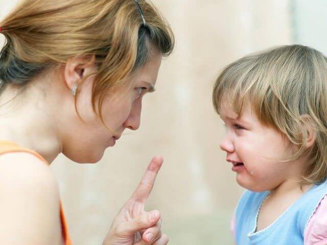 Что делать, если ребенок не слушается родителей или воспитателя