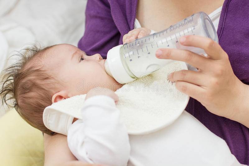 Как кормить младенца смесью из бутылочки
