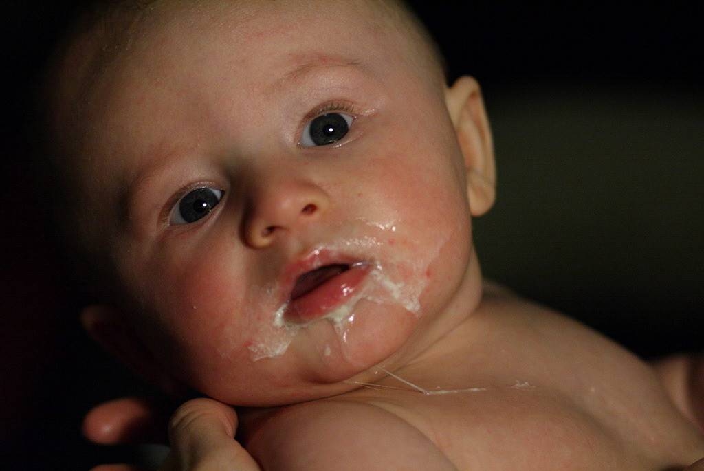 Почему новорожденный ребенок срыгивает слизью