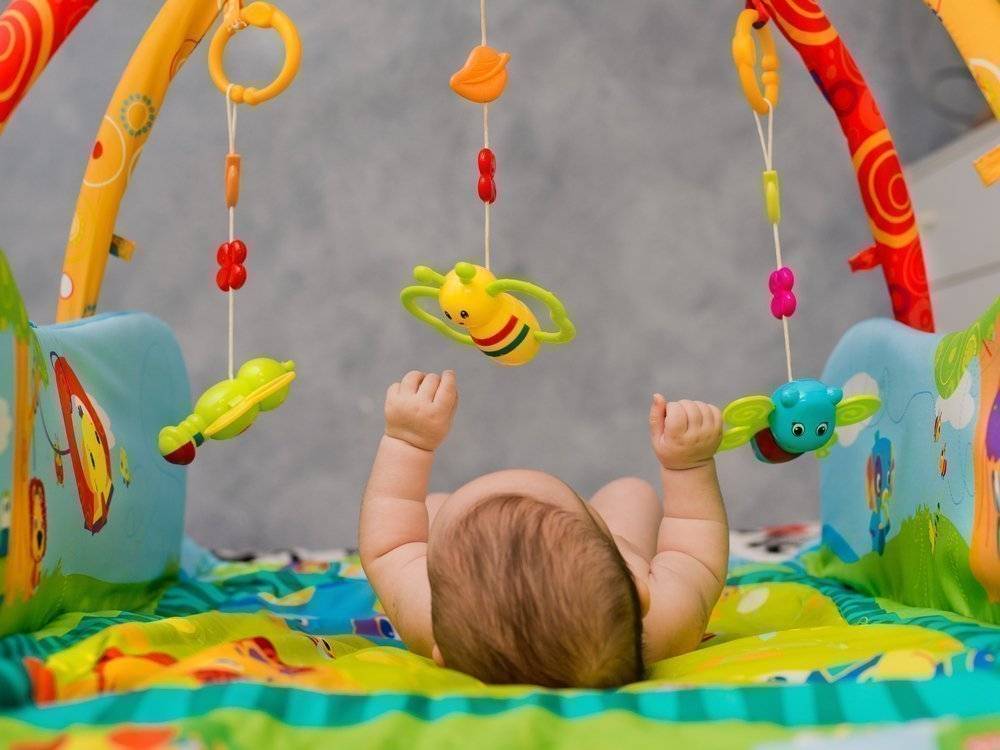 Как развивать ребенка в 2 месяца: полезные занятия с малышом