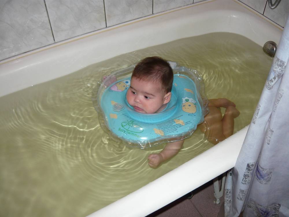 Круг на шею для купания новорожденного: как купать, со скольки месяцев можно