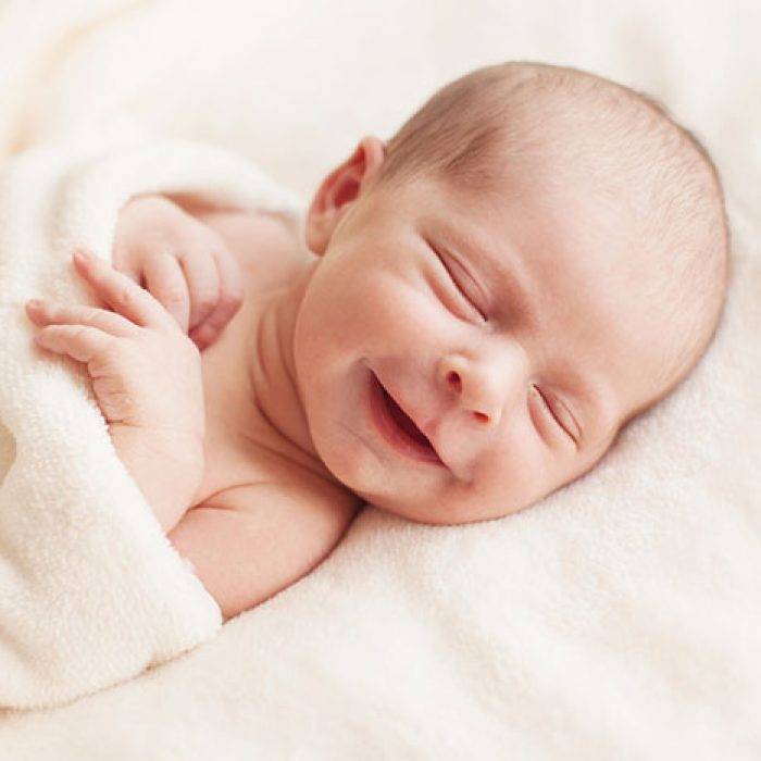 Почему новорожденный ребенок во сне улыбается 2021