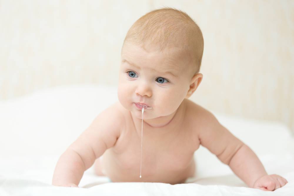 Почему ребенок срыгивает водой после кормления?