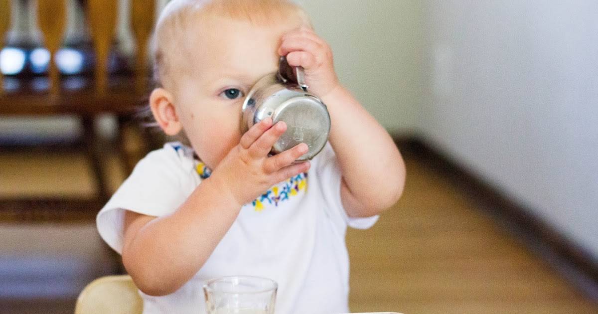 Как научить ребенка пить из кружки самостоятельно?