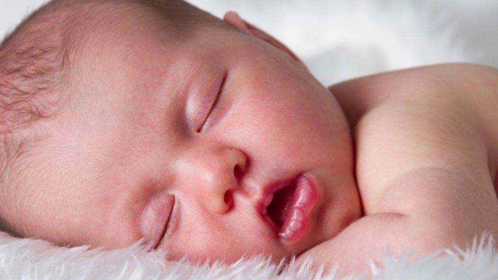 У ребенка трясутся губы, дрожит подбородок: почему, основные причины тремора у новорожденного
