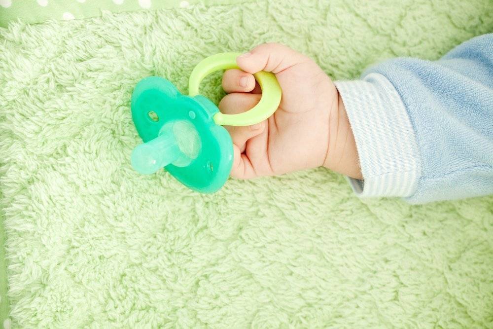 Как приучить ребенка к соске-пустышке, когда можно давать её новорождённому и стоит ли это делать - «за» и «против» + мнение доктора комаровского