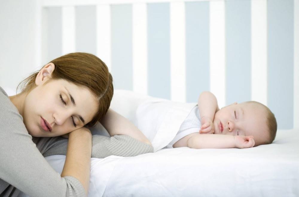 Новорождённый плохо спит: причины нарушения сна днём и ночью