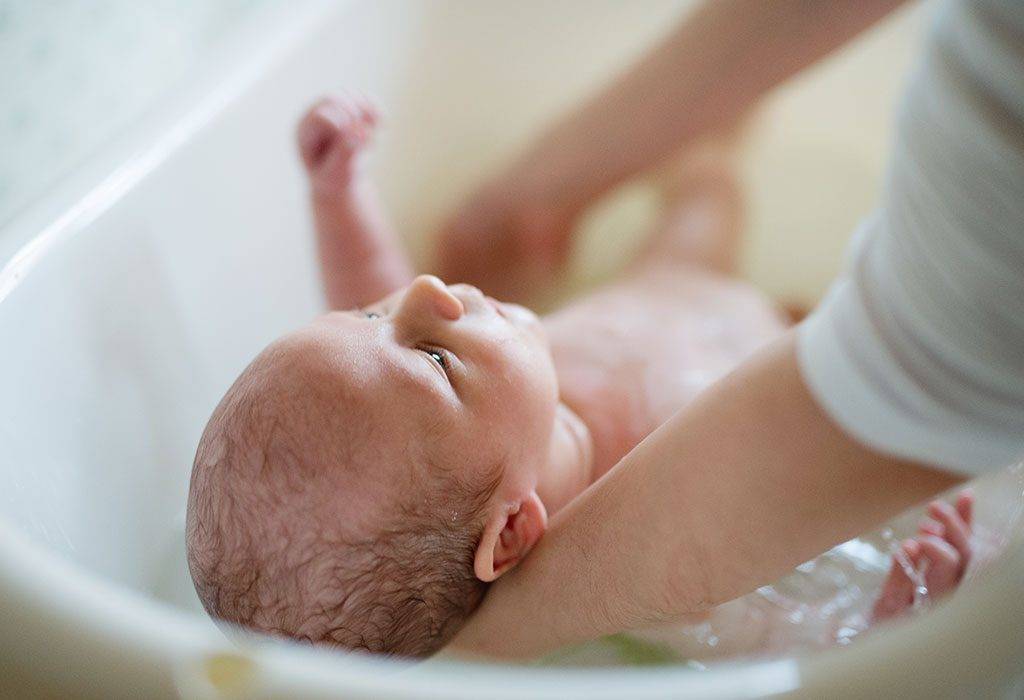 Когда и через сколько времени после кормления можно купать новорожденного ребенка