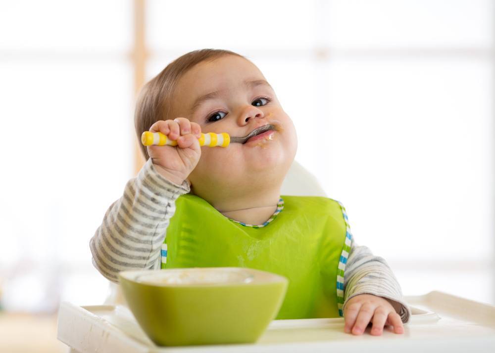 Учим ребенка самостоятельно кушать ложкой