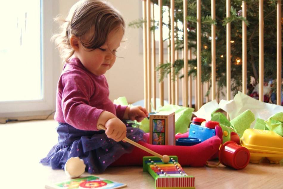 Чем порадовать малыша: подходящие игрушки для ребенка в 2 месяц
