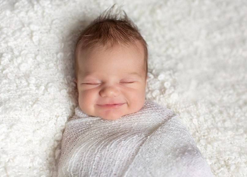 Почему младенцы улыбаются во время сна