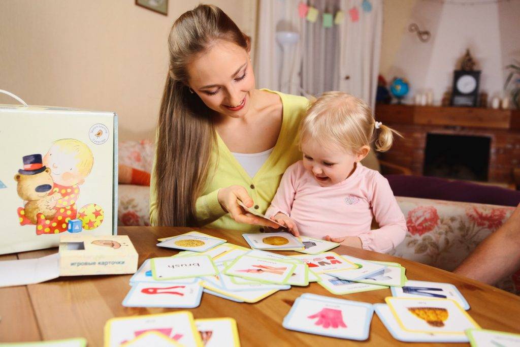 12 идей чем занять ребенка в 2 года дома, пока мама занята?