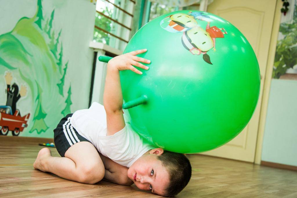 Фитбол для грудничков: упражнения и занятия на фитболе, гимнастика на мяче