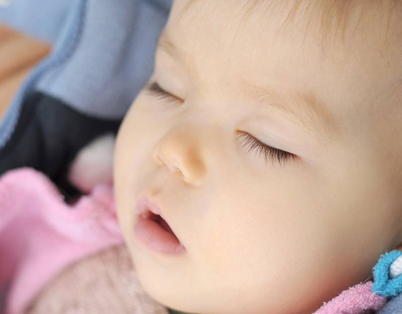 Ребенок спит с открытым ртом: почему новорожденный дышит ртом - причины, грудничок с приоткрытым ртом во сне ночью