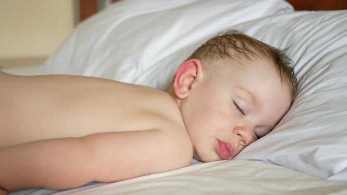 Потеет голова у грудничка во время кормления или сна: причины