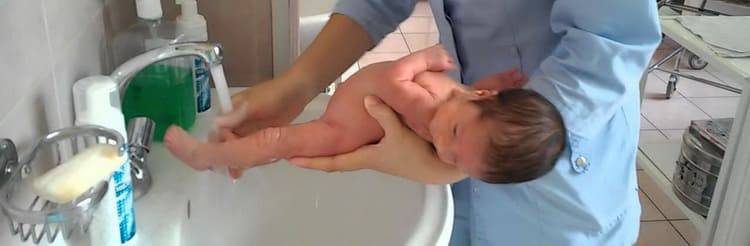 Как правильно мыть и подмывать новорожденную девочку: видео-уроки интимной гигиены и ухода