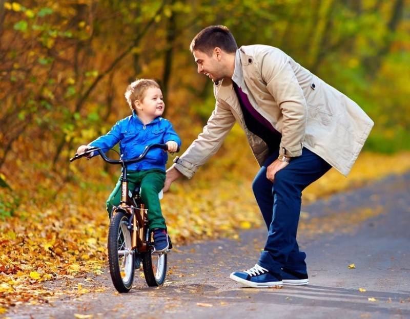 Как научить ребенка ездить на двухколесном велосипеде