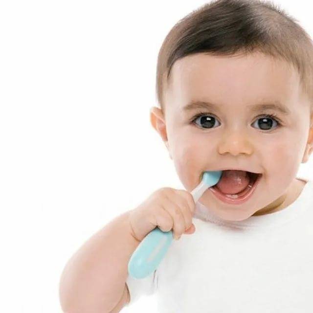 Как правильно начинать чистить зубы годовалому ребенку