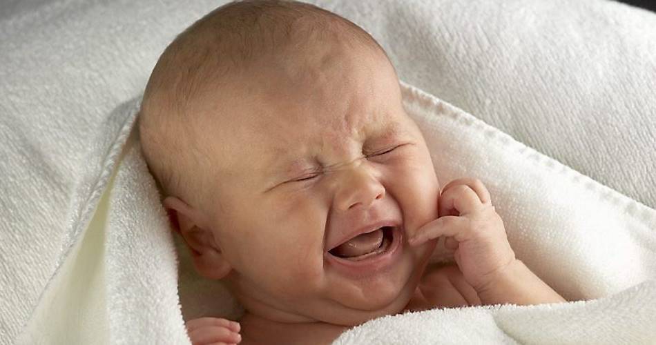 Как понять, почему плачет новорожденный ребенок. причины детского плача