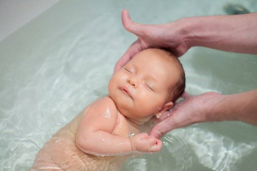 Почему новорожденный ребенок плачет после купания: причины и что делать