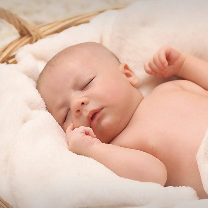 Сон у ребенка с полуоткрытыми глазами – норма и патология