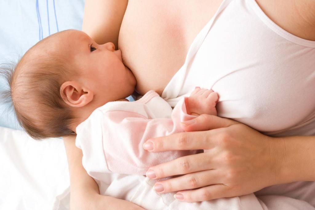 Сколько по времени кормить новорожденного грудным молоком